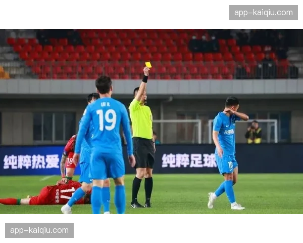 特写：绝杀被吹，南通支云球员瘫坐在地，主帅冲入场内抗议