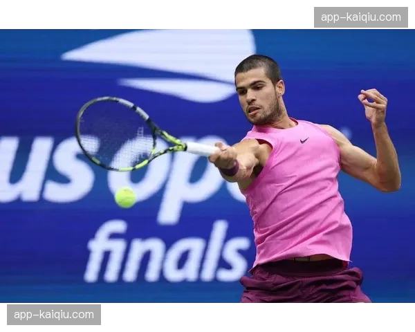 巴塞罗那赛场花絮:阿尔卡拉斯训练中展示精彩胯下击球 巴塞罗那赛场花絮:阿尔卡拉斯训练中展示精彩胯下击球